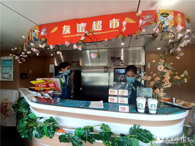 中老鐵路國際旅客列車?yán)锏摹坝颜x超市”。人民網(wǎng) 杜明明攝