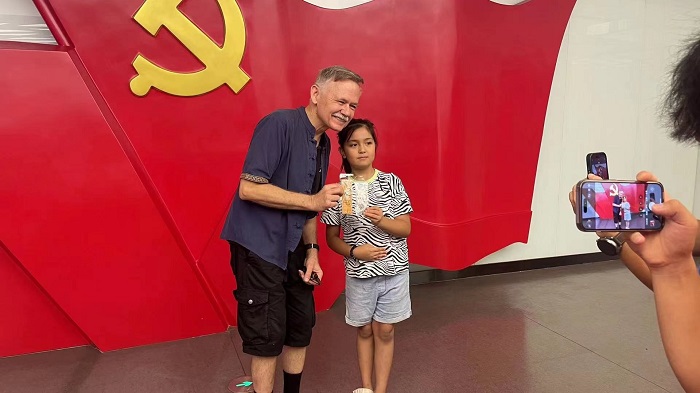 潘維廉和志愿講解員紀念合影。主辦方供圖
