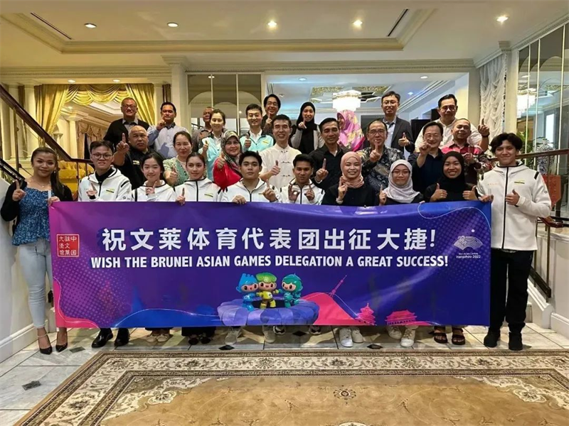 肖建國大使同參加歡送儀式的文方嘉賓、代表團成員等合影留念。圖片由使館提供