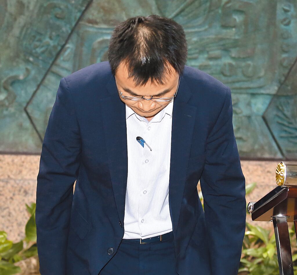 臺農業(yè)部門負責人陳吉仲19日傍晚舉行記者會說明項目進口雞蛋議題，當日晚間8點在臉書上宣布辭職。 圖片來源：臺灣“中時新聞網”