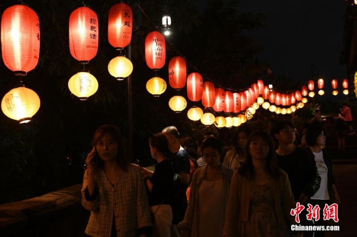 圖為游客夜游山城巷感受山城獨(dú)特魅力。<a target='_blank' href='/' ><p  align=