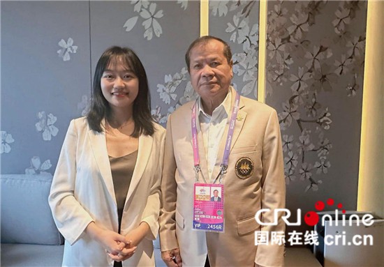 　　△柬埔寨國家奧委會主席、柬埔寨亞運代表團(tuán)團(tuán)長唐坤（右）接受記者采訪