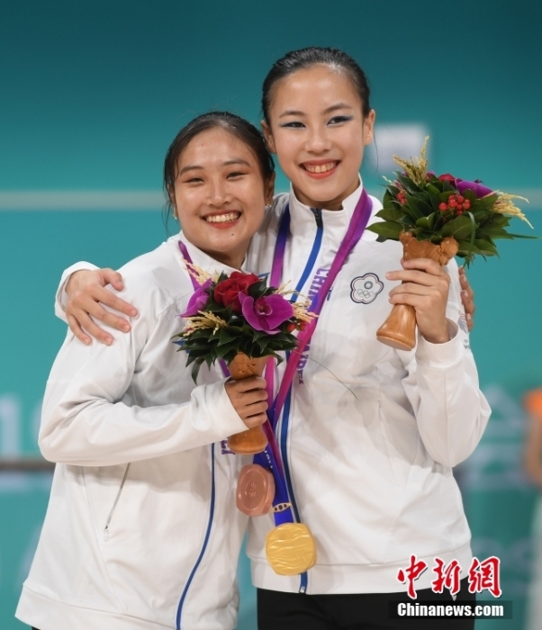 10月7日，杭州第19屆亞運(yùn)會輪滑項目女子花樣輪滑單人滑長節(jié)目決賽在錢塘輪滑中心舉行。結(jié)合短節(jié)目決賽成績，中國臺北選手洪筱晴(左)以94.38分的總成績奪得女子花樣輪滑單人滑冠軍，中國臺北選手張致如(右)獲得季軍。<a target='_blank' href='/'><p  align=