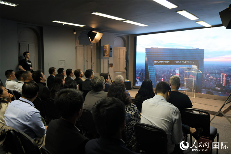 與會(huì)嘉賓在現(xiàn)場觀看“中國影視作品展播季”活動(dòng)宣傳片。人民網(wǎng)記者 時(shí)元皓攝