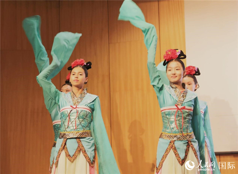 兩國(guó)文化志愿者共同表演中國(guó)傳統(tǒng)舞蹈。人民網(wǎng)記者 陳海琪攝