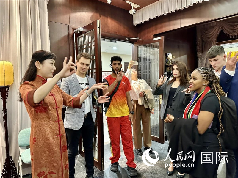 國際民間人士代表團(tuán)參觀古北市民中心昆曲教室。人民網(wǎng)記者 周雨攝