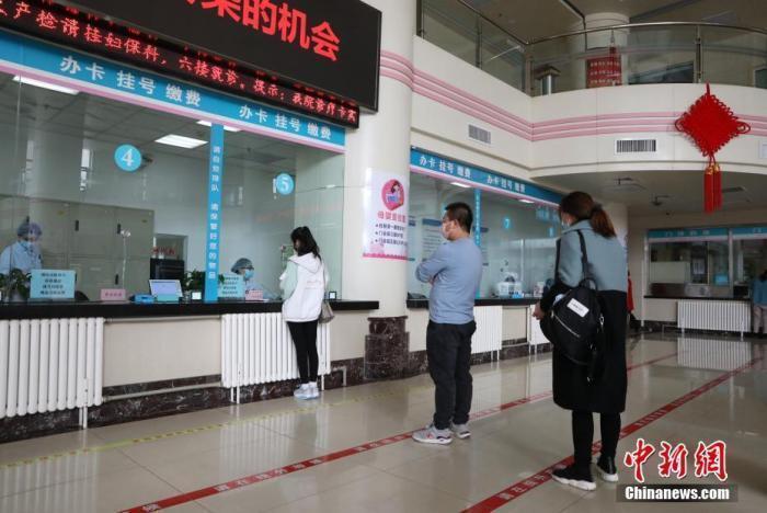 資料圖：市民在醫(yī)院門診大廳間隔排隊(duì)掛號(hào)。<a target='_blank' href='/'><p  align=