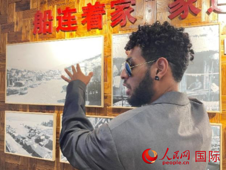 巴布亞新幾內(nèi)亞乒乓球國家隊隊員羅伊在福建省寧德市下歧村參觀。人民網(wǎng)記者 張榮攝
