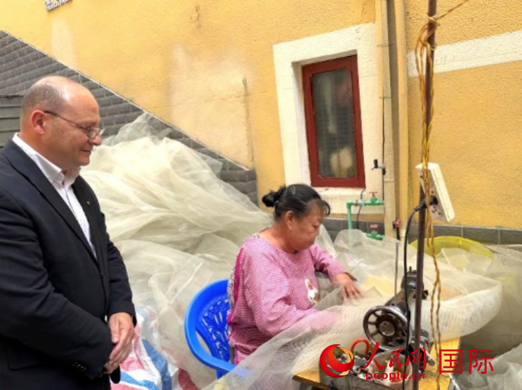 馬耳他瑪格麗特中學“中國角”教師馬丁·阿佐帕迪在福建省寧德市下歧村參觀。人民網(wǎng)記者 周雨攝