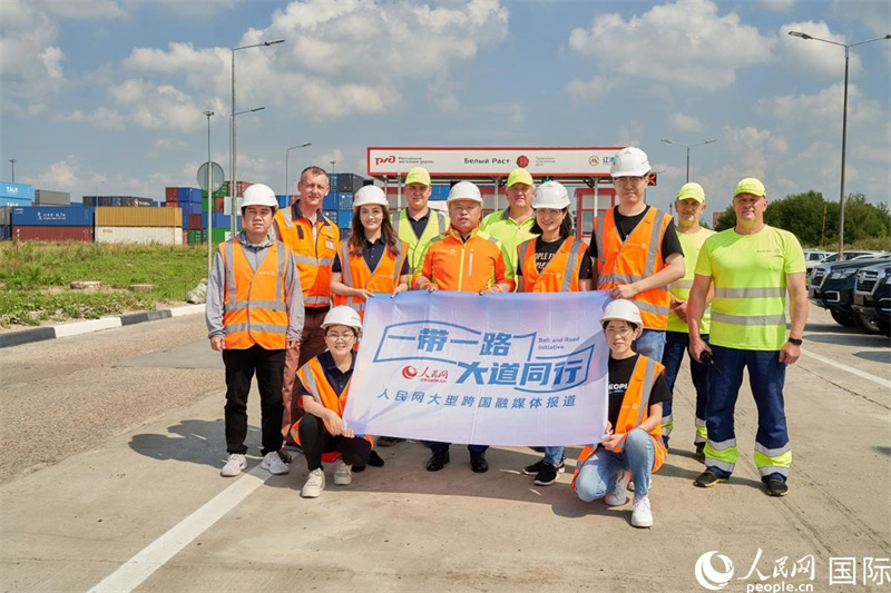 人民網(wǎng)記者在莫斯科別雷拉斯特物流中心采訪。