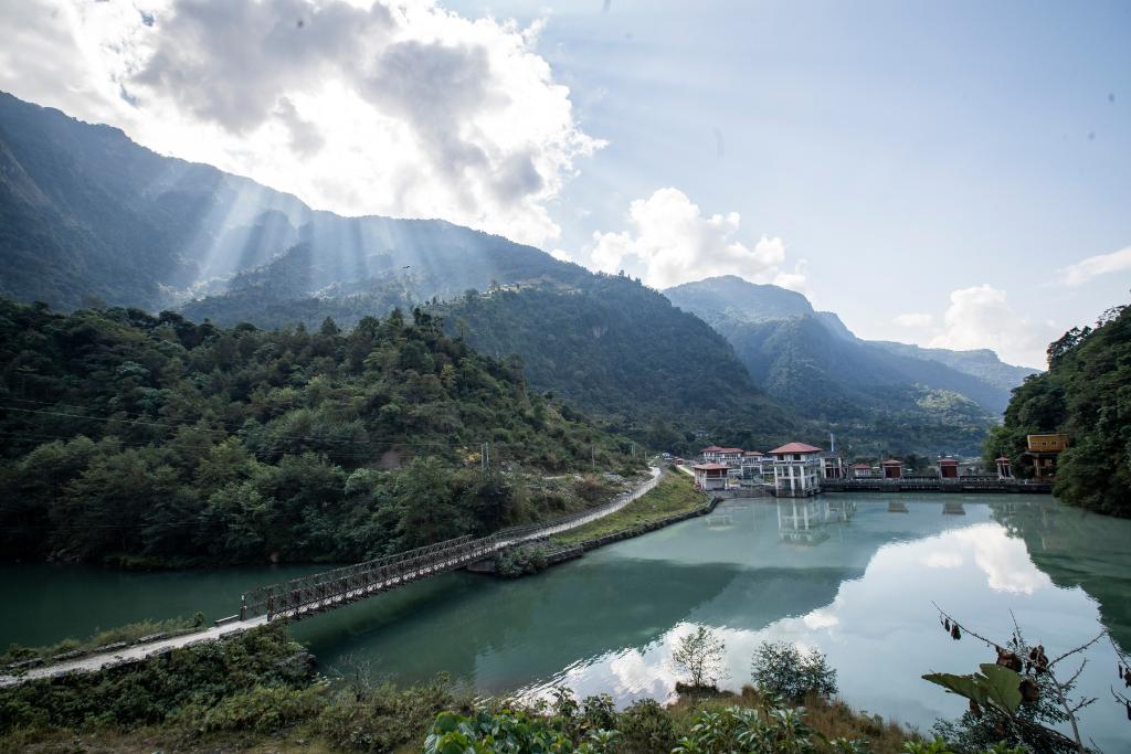 這是2022年11月8日拍攝的尼泊爾上馬相迪A水電站大壩。上馬相迪A水電站位于尼泊爾西部勒姆宗縣，2013年1月開工建設(shè)，2017年1月1日投入商業(yè)運(yùn)營。該水電站投入運(yùn)營以來，極大緩解了尼泊爾電力緊缺局面。新華社發(fā)（哈里·馬哈爾詹 攝）