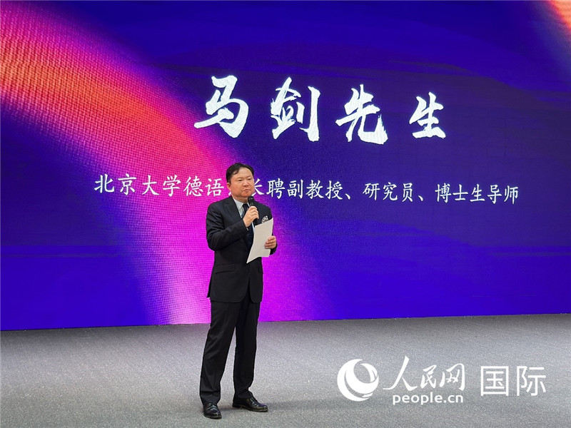 北京大學德語系長聘副教授馬劍點評學生表現(xiàn)。（攝影：張麗鷗）