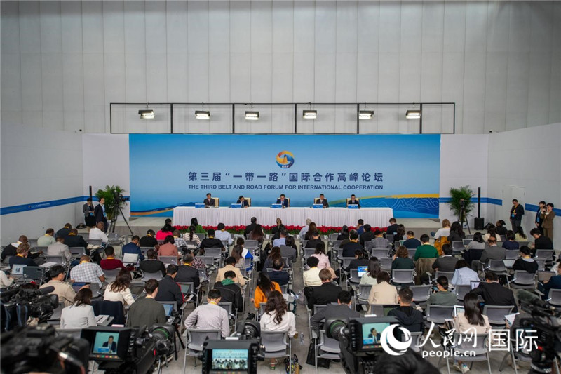 10月16日，第三屆“一帶一路”國際合作高峰論壇新聞中心在北京國家會議中心舉行首場吹風會，邀請自然資源部國際合作司和相關單位負責人介紹有關情況，并回答記者提問。人民網記者 翁奇羽攝