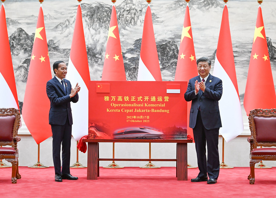 10月17日下午，國(guó)家主席習(xí)近平在北京人民大會(huì)堂同來華出席第三屆“一帶一路”國(guó)際合作高峰論壇并進(jìn)行國(guó)事訪問的印度尼西亞總統(tǒng)佐科舉行會(huì)談。會(huì)談后，兩國(guó)元首共同為雅萬高鐵正式開通運(yùn)營(yíng)揭幕。