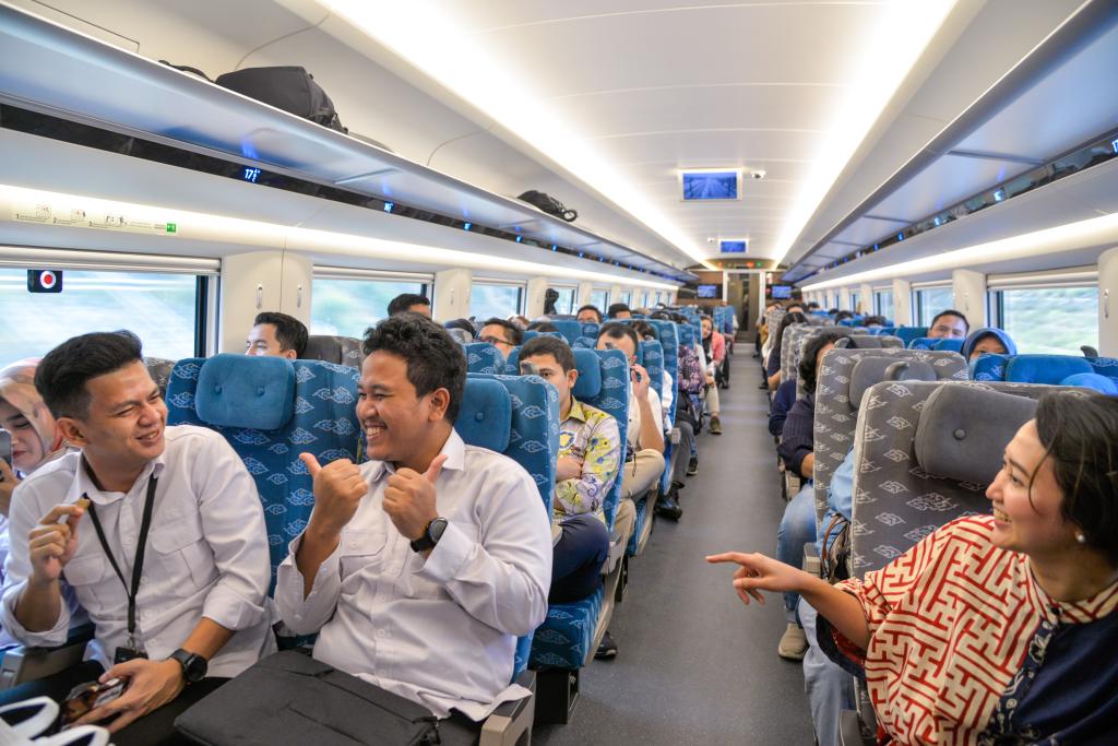 10月17日，乘客在行駛中的雅萬高鐵高速動(dòng)車組列車車廂內(nèi)交談。