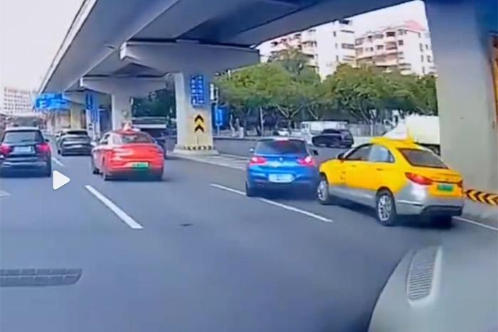 視頻截圖顯示，發(fā)生碰撞的剎那，出租車后方似乎確有車燈點(diǎn)亮。