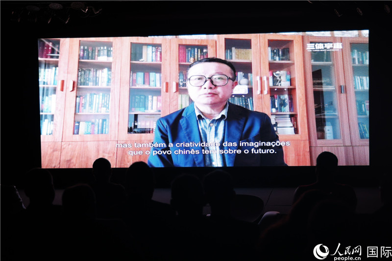長篇小說《三體》作者劉慈欣通過視頻致辭。 人民網(wǎng)記者 時元皓攝