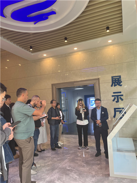 （在文瀾智谷中試產(chǎn)業(yè)基地，中外記者深入了解科技轉(zhuǎn)化情況 趙橙涔攝）