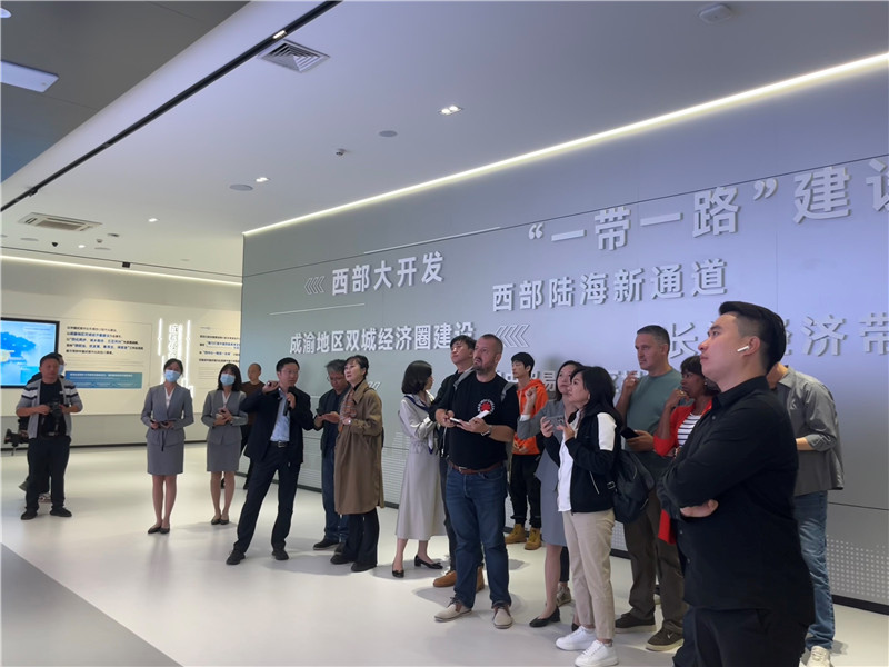 （成都國際鐵路港展廳，中外記者邊聽邊記，了解成都國際鐵路港運行情況 趙橙涔攝