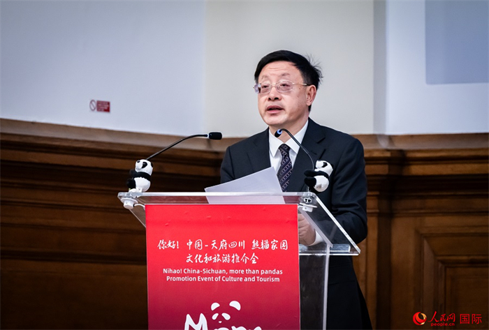 四川省文化和旅游廳廳長戴允康作文化旅游推介。人民網(wǎng) 郭錦標(biāo)攝