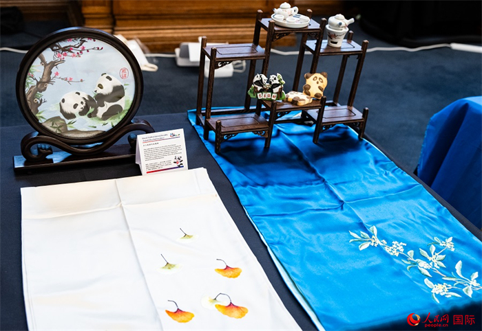 活動現(xiàn)場的現(xiàn)場文創(chuàng)展、互動體驗(yàn)區(qū)、非遺區(qū)展示。人民網(wǎng) 郭錦標(biāo)攝