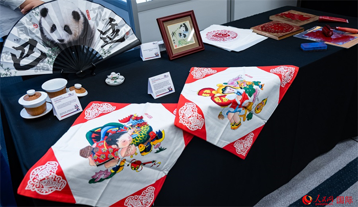 活動現(xiàn)場的現(xiàn)場文創(chuàng)展、互動體驗(yàn)區(qū)、非遺區(qū)展示。人民網(wǎng) 郭錦標(biāo)攝