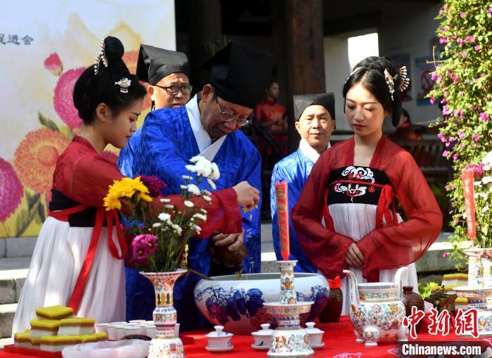 資料圖：圖為傳統(tǒng)重陽祭酒儀式?！蚊?攝