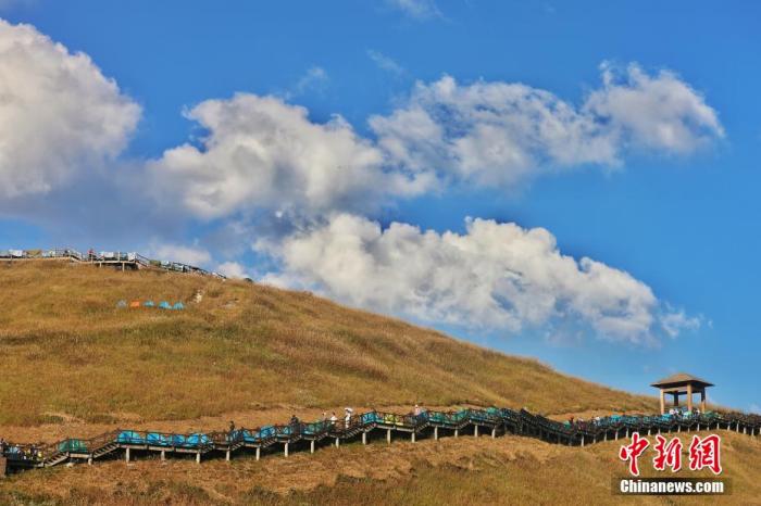 資料圖：圖為江西武功山高山草甸旁的登山步道，游客在登山。 劉力鑫 攝