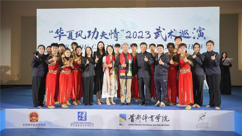 張益明大使與首都體育學(xué)院藝術(shù)團(tuán)合影。中國(guó)駐阿聯(lián)酋大使館供圖