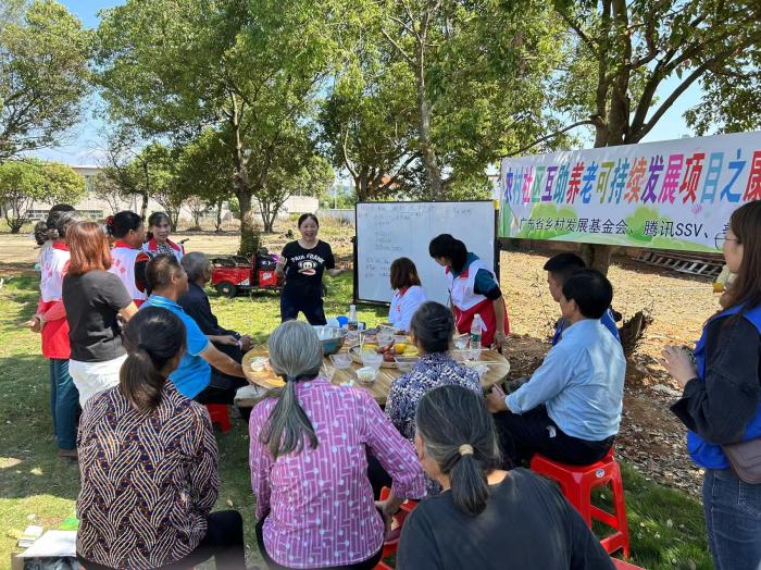10月23日，廣東韶關(guān)農(nóng)村的互助養(yǎng)老探索，結(jié)合仁化縣董塘鎮(zhèn)新龍村的重陽節(jié)活動，將村支書、婦女主任、項目管理人員、新龍村助老員、村民志愿者、健康熱心的老人聚集在一起。 受訪者供圖