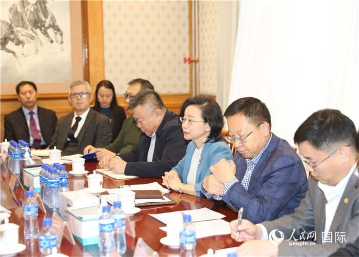 1.2023年10月30日，沈敏娟（右三）大使與中企代表座談。人民網(wǎng)記者 霍文攝