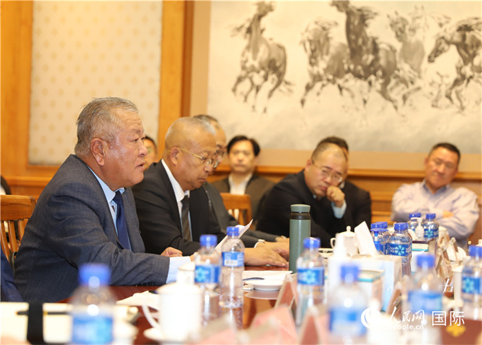 2.2023年10月30日，張義波（左一）會長匯報商會工作情況。人民網(wǎng)記者 霍文攝