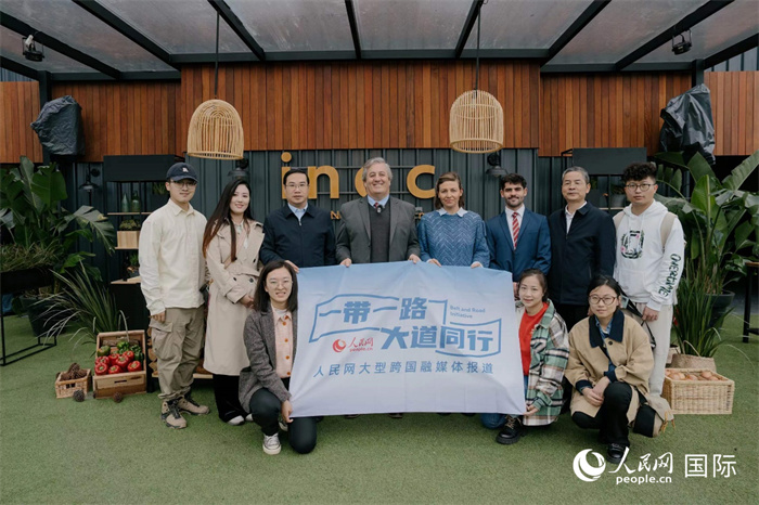 在烏拉圭第118屆普拉多牧農(nóng)業(yè)國(guó)際博覽會(huì)上，烏拉圭國(guó)家肉類(lèi)協(xié)會(huì)主席與人民網(wǎng)記者合影。人民網(wǎng)記者 張若涵攝