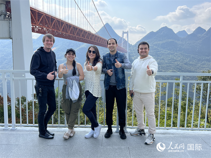歐亞國家記者在壩陵河大橋下合影，并給大橋“點(diǎn)贊”。人民網(wǎng) 花放攝