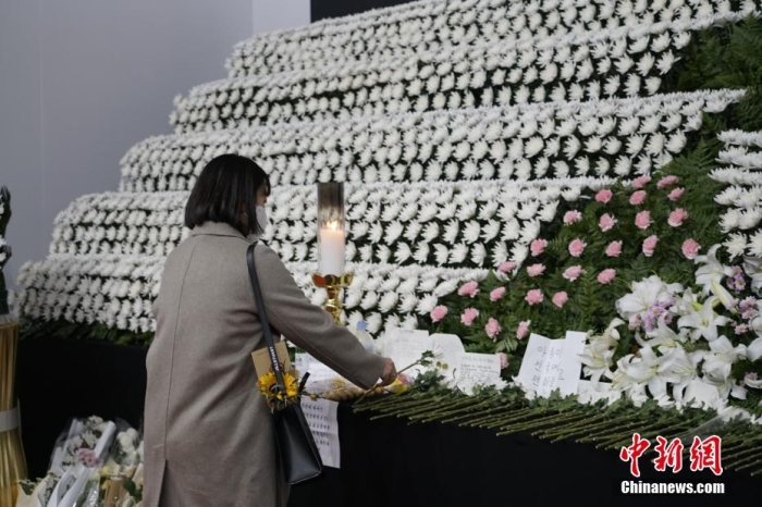 當?shù)貢r間11月1日23時45分許，韓國民眾在位于首爾廣場的集體焚香所悼念梨泰院踩踏事故遇難者。 <a target='_blank' href='/'><p  align=