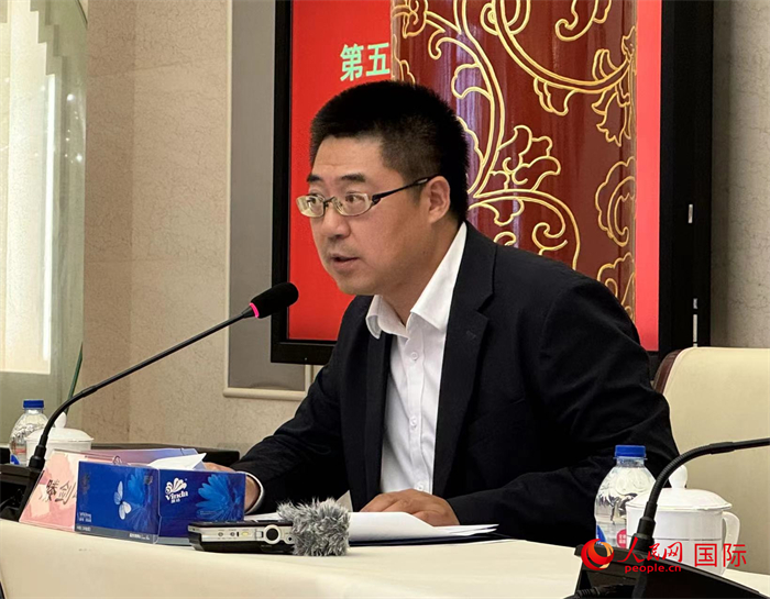 10月31日，歐美同學會副秘書長滕劍峰在第五屆中法文化論壇媒體吹風會上講話。（人民網(wǎng) 謝瑩攝）