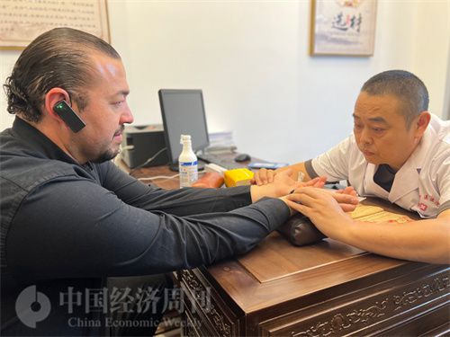   （外媒記者走進(jìn)中醫(yī)堂，問診中醫(yī)名師。中國經(jīng)濟(jì)周刊記者 郭志強(qiáng)攝）