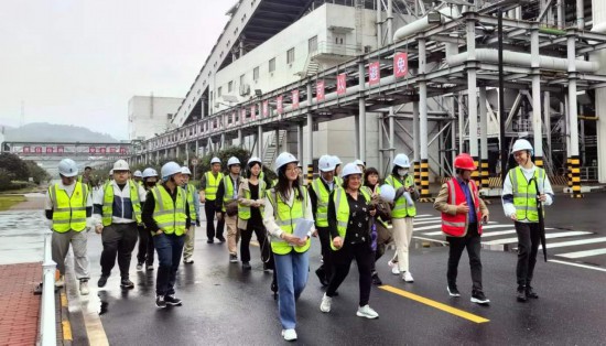   2023“一帶一路”媒體合作論壇聯(lián)合采訪團(tuán)走進(jìn)國家電投江西公司分宜電廠廠區(qū)。（本報記者 周歡攝）