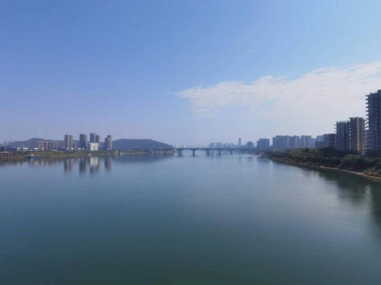 　　10月24日，在清水塘大橋景觀通道上拍攝的湘江景色。本報(bào)記者 常雯宜攝