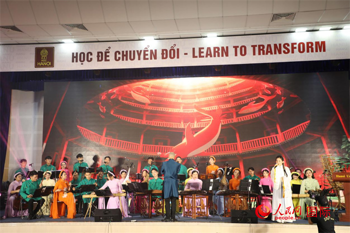 越南新活力民族樂團(tuán)的藝術(shù)家在進(jìn)行演奏。人民網(wǎng)記者楊曄攝