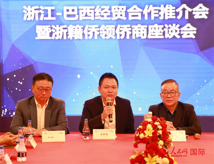 中國駐里約代總領事王尉育（中）在活動中致辭。人民網(wǎng)記者 陳海琪攝
