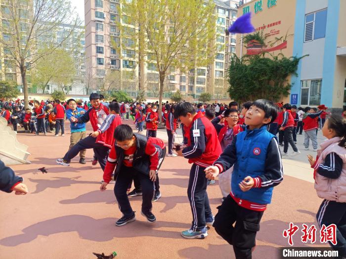 資料圖：小學(xué)生在大課間踢毽子。黃建 攝