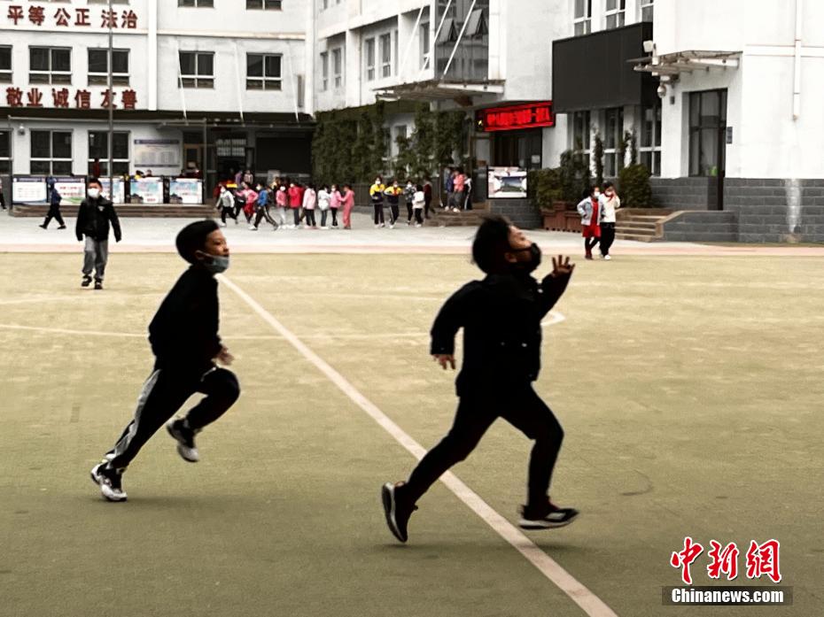 資料圖：學(xué)生們?cè)谡n間玩耍。