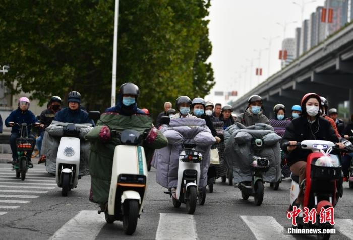 11月3日，河北石家莊迎降溫天氣，市民“捂”裝出行。 <a target='_blank' href='/'><p  align=