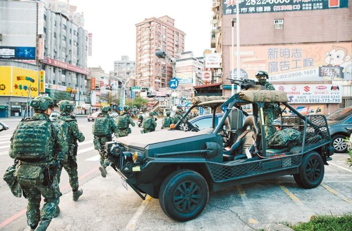 圖為2021年臺陸軍特種作戰(zhàn)指揮部在演習(xí)。圖片來源：臺灣《中國時(shí)報(bào)》。