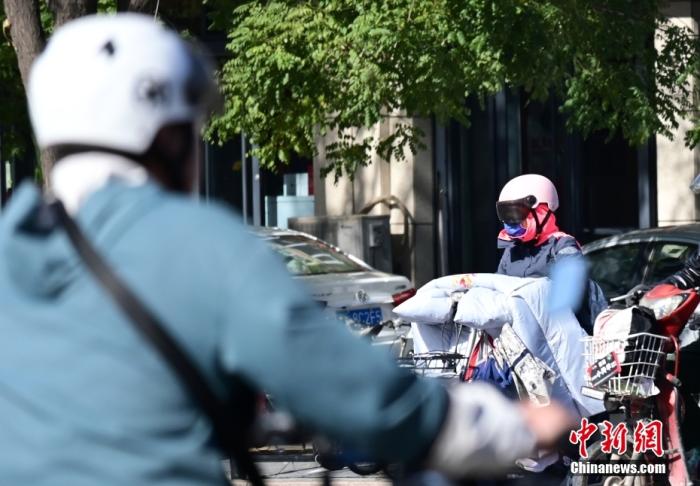 石家莊街頭，市民紛紛穿上厚厚的外套“捂”裝前行。 <a target='_blank' href='/'><p  align=