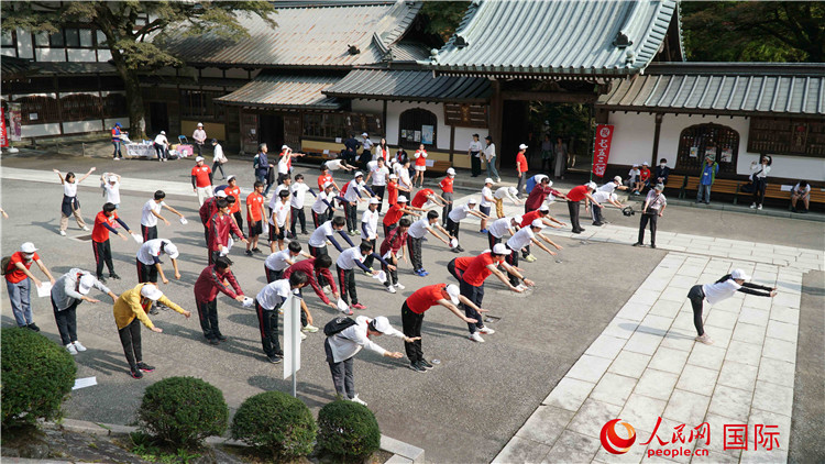 開跑前，中日青少年一起做熱身運(yùn)動(dòng)。人民網(wǎng) 蔣曉辰攝