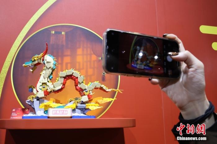 第六屆中國國際進口博覽會舉行，消費品展區(qū)展出以生肖龍為題材的中國元素產(chǎn)品。<a target='_blank' href='/'><p  align=