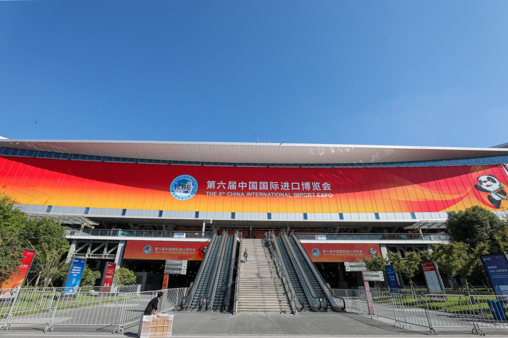 這是第六屆進(jìn)博會(huì)場(chǎng)館國(guó)家會(huì)展中心（上海）外景（2023年11月2日攝）。新華社記者 辛夢(mèng)晨 攝