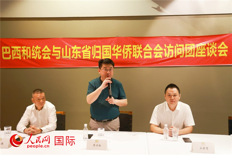 中國(guó)僑聯(lián)副主席、山東省僑聯(lián)主席李興鈺（中）在座談會(huì)上致辭。人民網(wǎng)記者 陳海琪攝